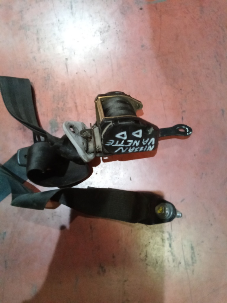 Cinturon delantero derecho nissan vanette '95