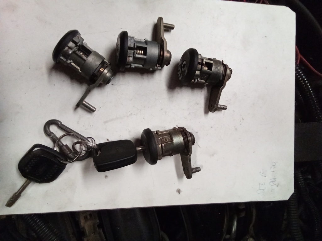 Juego completo cierre de puerta ford scort '97