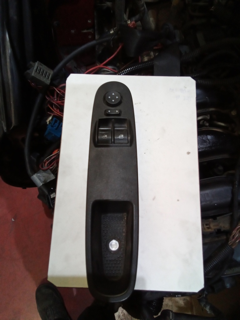 Botonera eleva lunas izquierda fiat punto '05