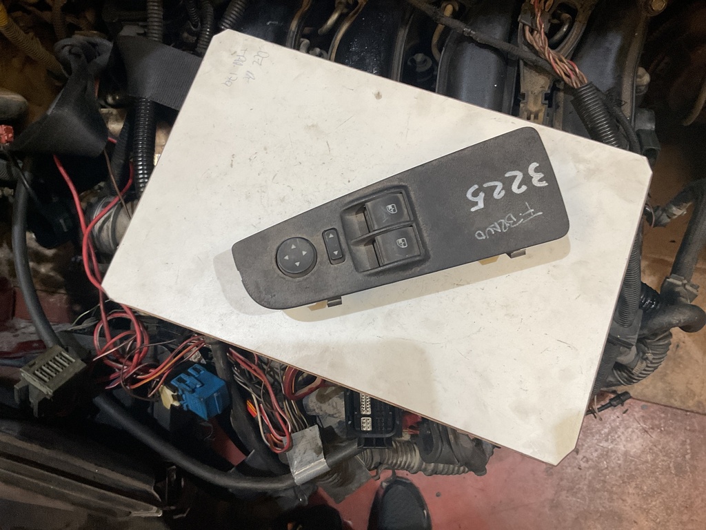 Botonera eleva lunas izquierda fiat bravo ‘11