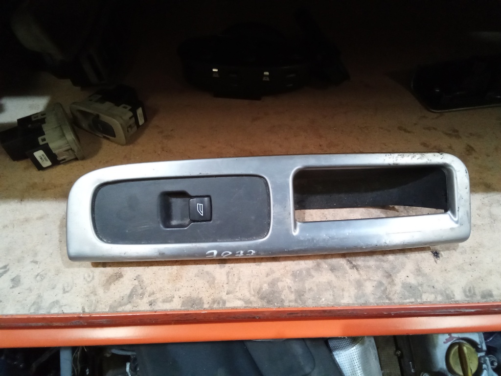 Botonera eleva lunas tras.derecha volvo s40 '10