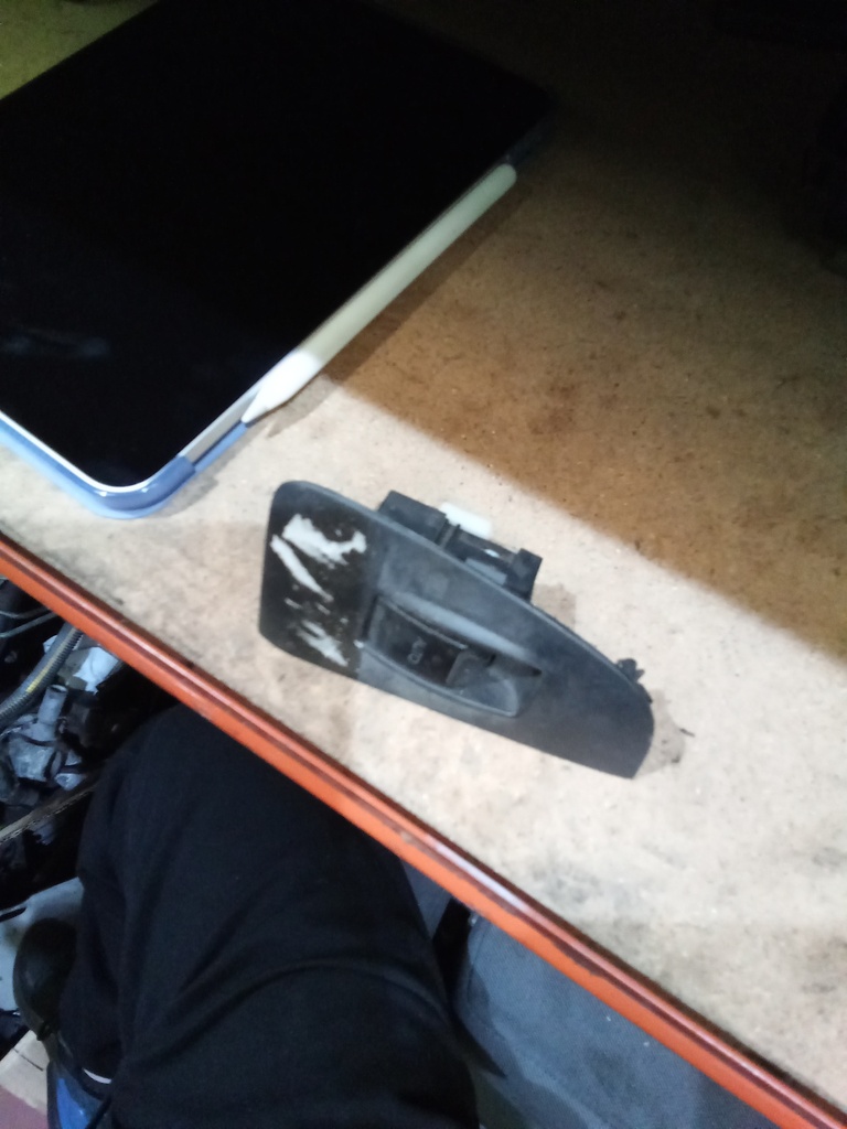 Botonera eleva lunas derecha toyota avensis '01