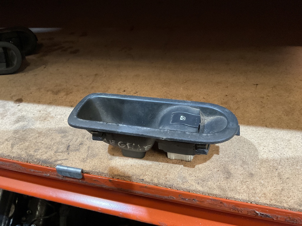 Botonera eleva lunas tras. megane ii’05