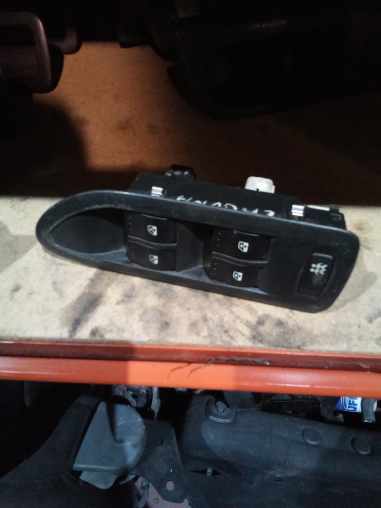 Botonera eleva lunas izquierda renault laguna ii '04