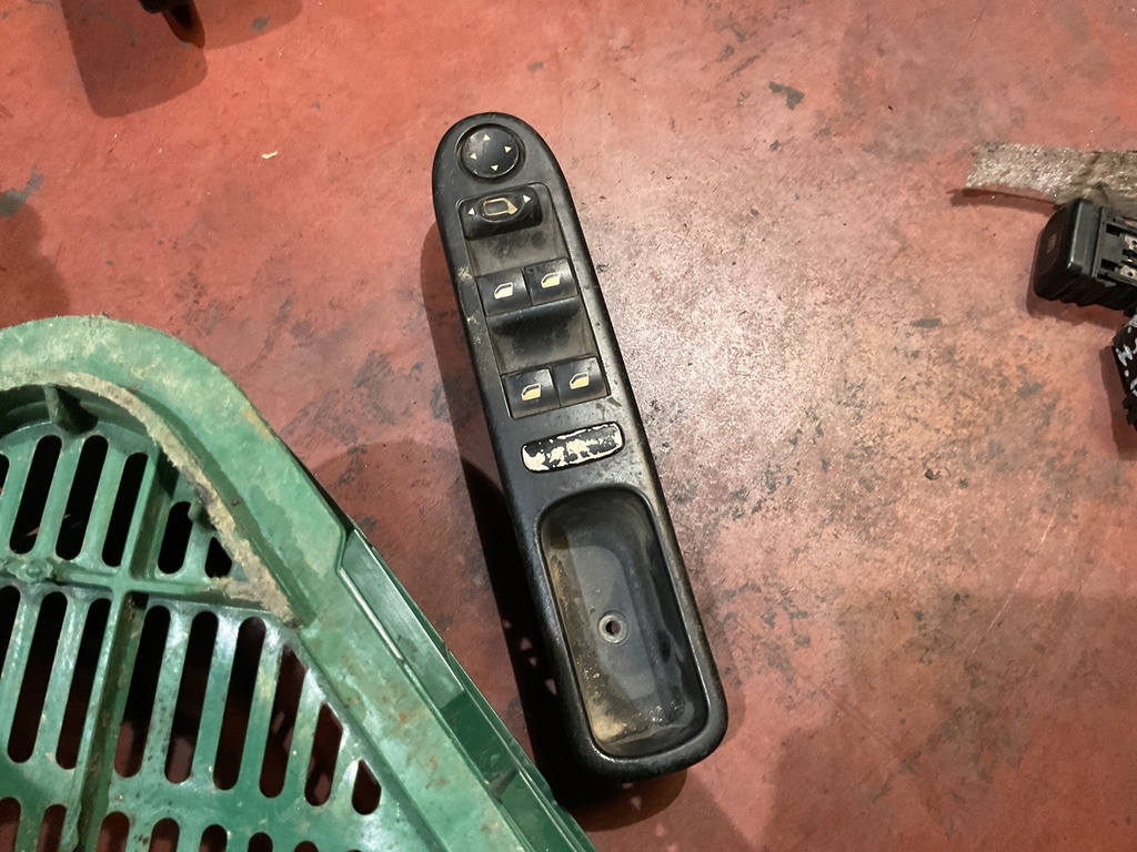 Botonera eleva lunas peugeot 307 ‘02