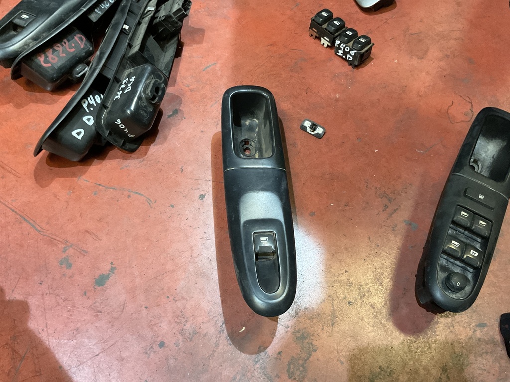 Botonera eleva lunas derecha peugeot 406 ‘03