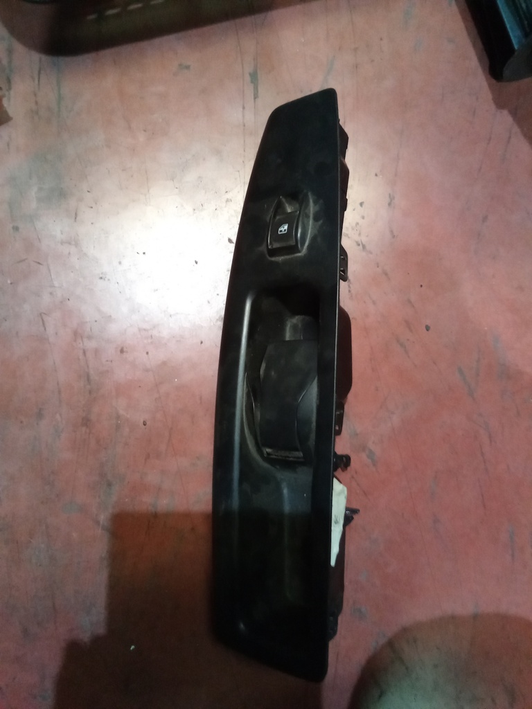 Botonera eleva lunas derecha opel combo '15