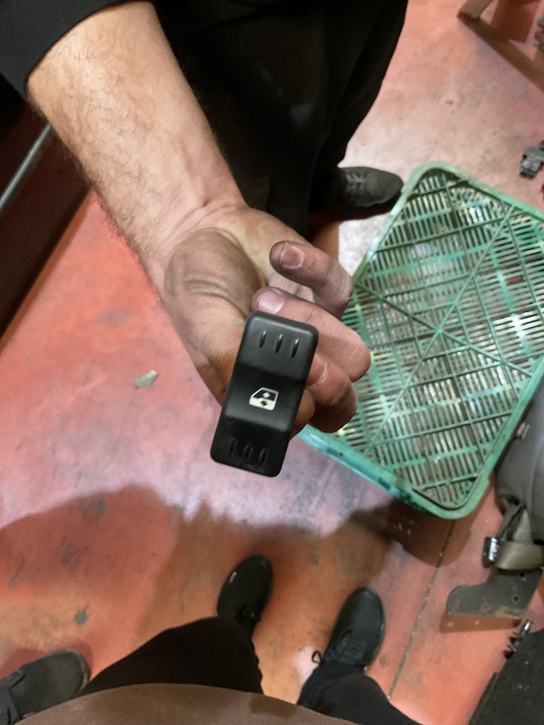 Botonera eleva lunas dacia logan ‘07