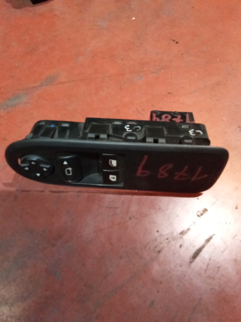 Botonera eleva lunas izquierda citroen c3 '12