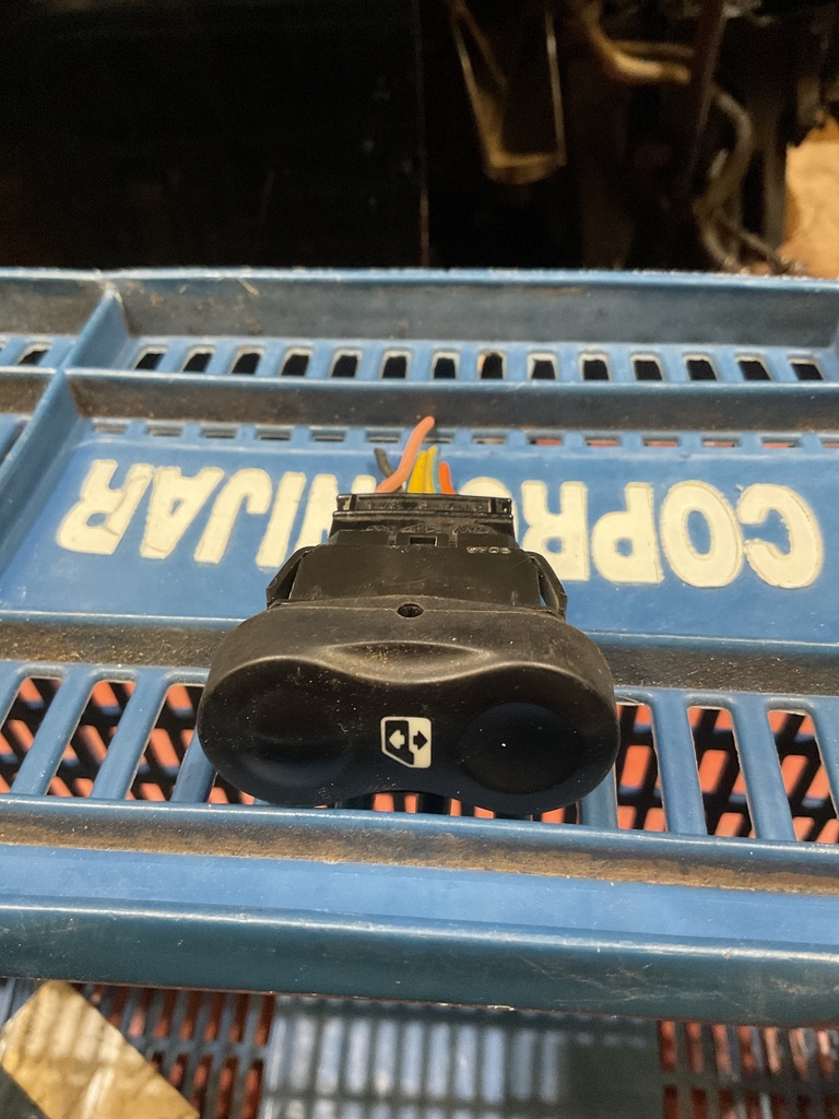 Botonera eleva lunas dacia sandero ‘01