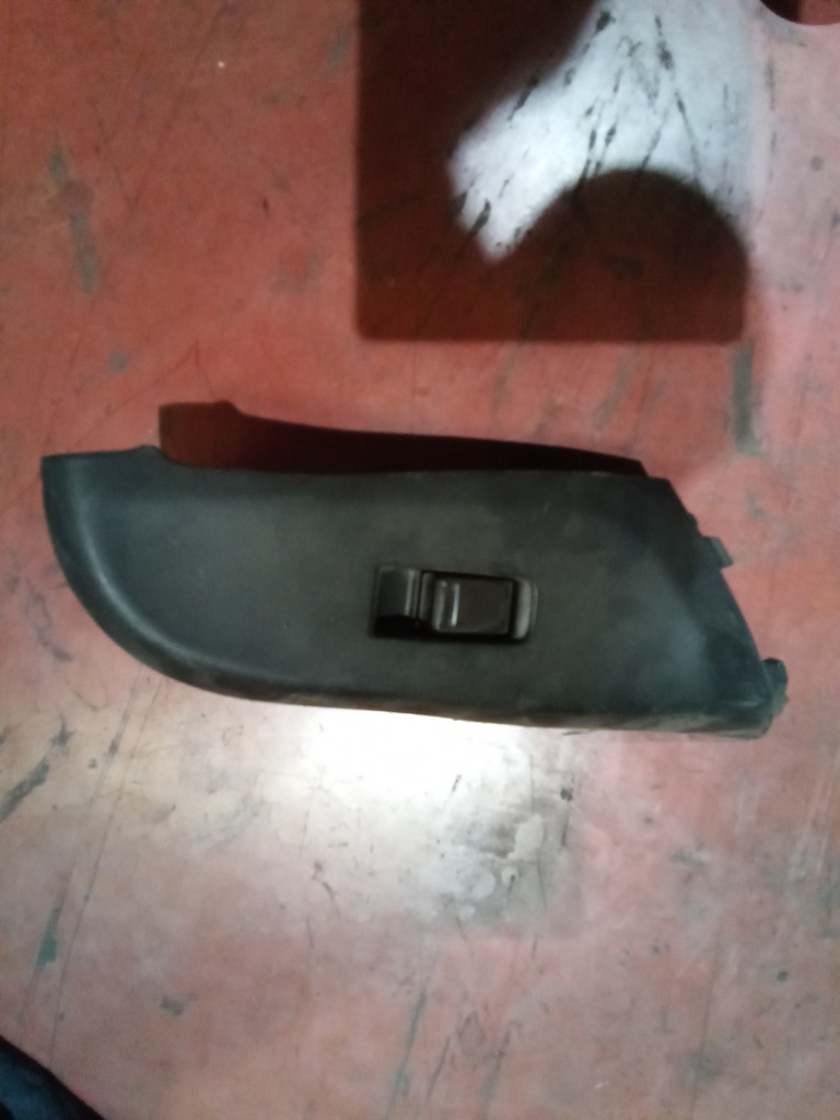 Botonera eleva lunas derecha nissan almera '00