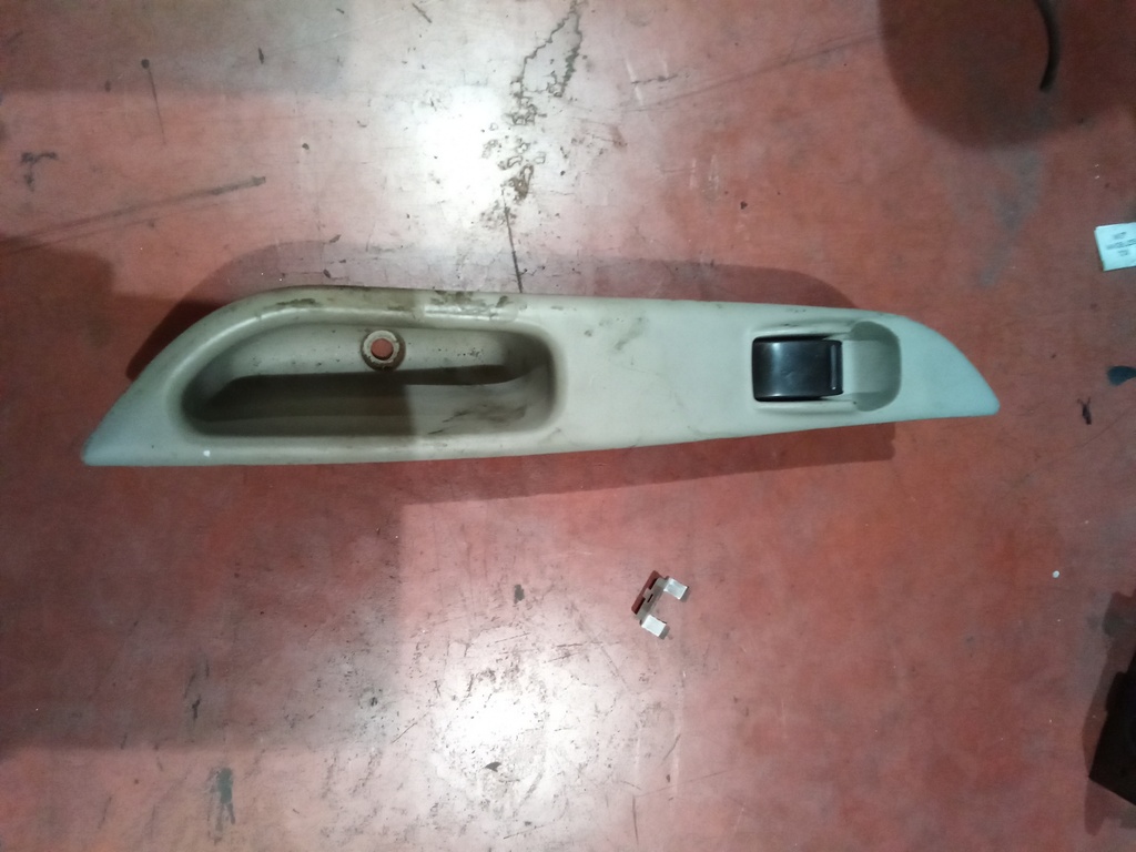 Botonera eleva lunas tras. nissan almera tino