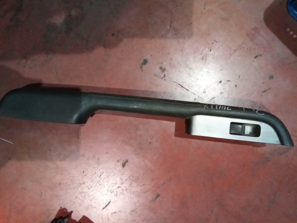 Botonera eleva lunas tras.der. nissan x-trail '06