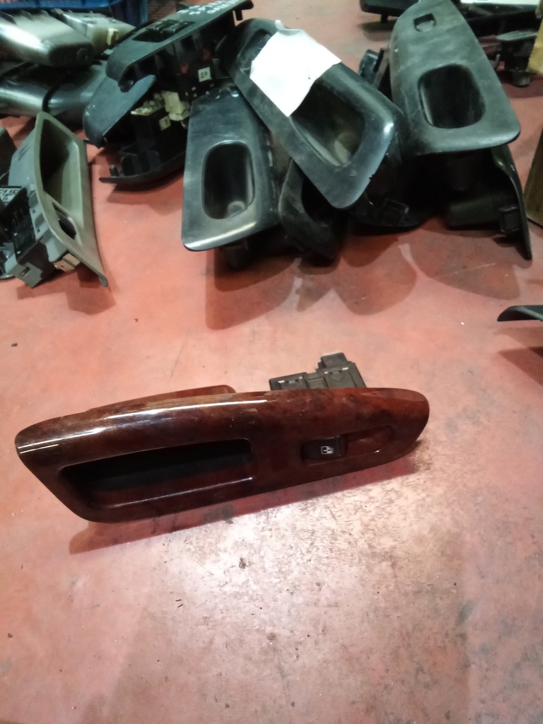 Botonera eleva lunas tras. derecha chevrolet nubira '00