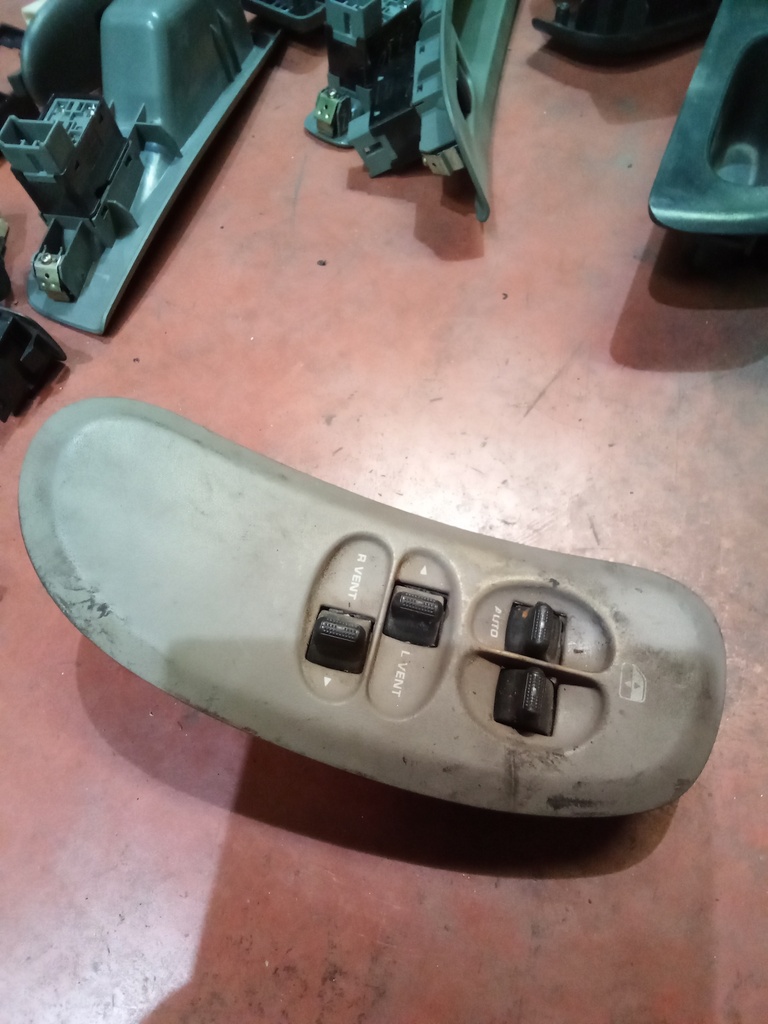 Botonera eleva lunas chrysler voyager '02