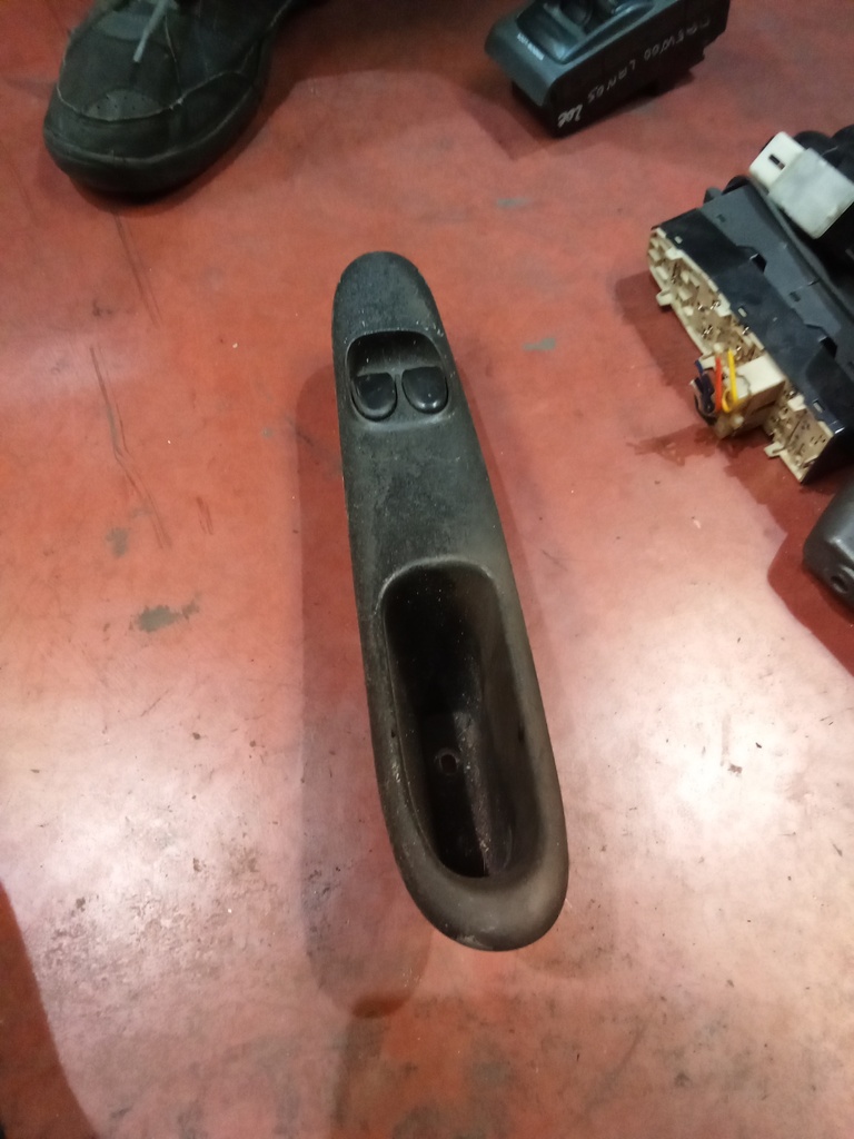 Botonera eleva lunas derecha daewoo lanos '02