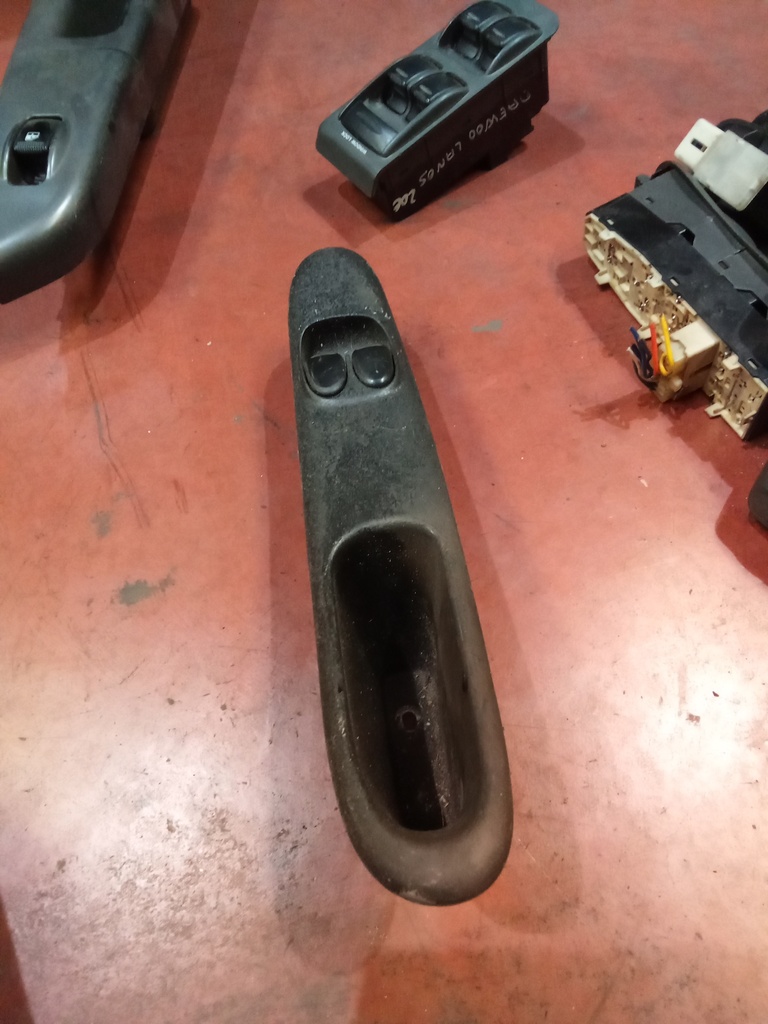 Botonera eleva lunas izquierda daewoo lanos '03