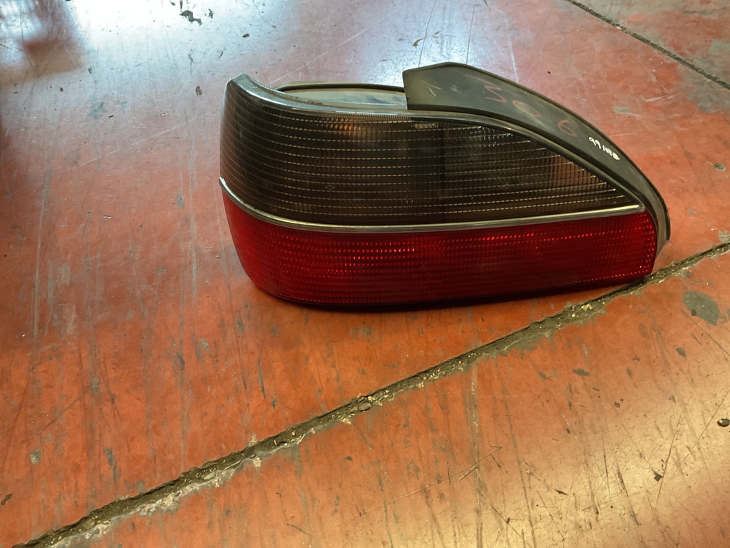 Piloto peugeot 306 derecho 02