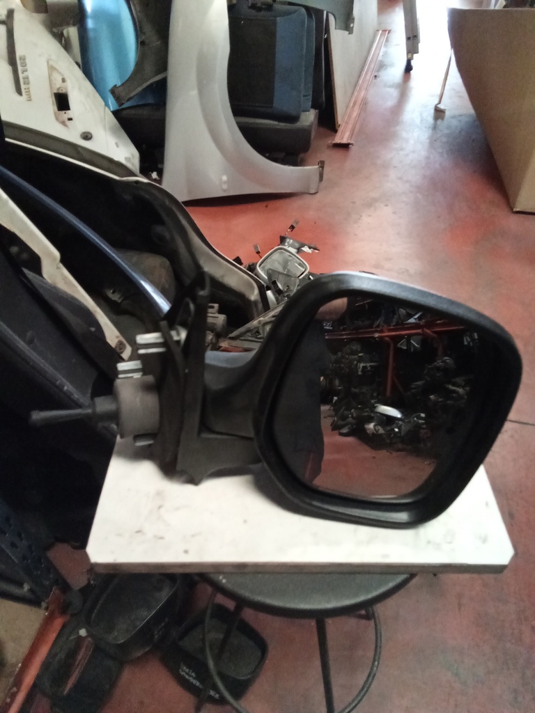 Retrovisor derecho manual citroen berlingo '08