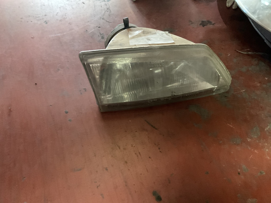 Faro derecho peugeot 106 1996