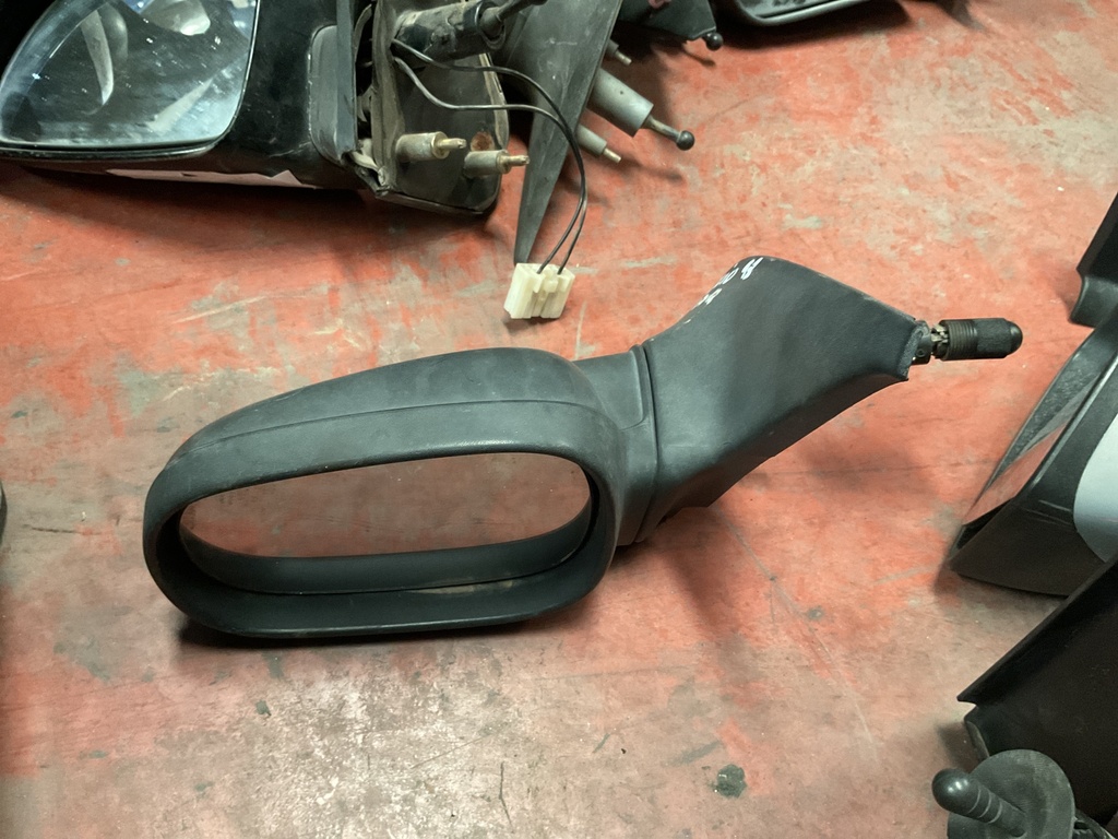 Retrovisor izquierdo manual renault clio ‘92