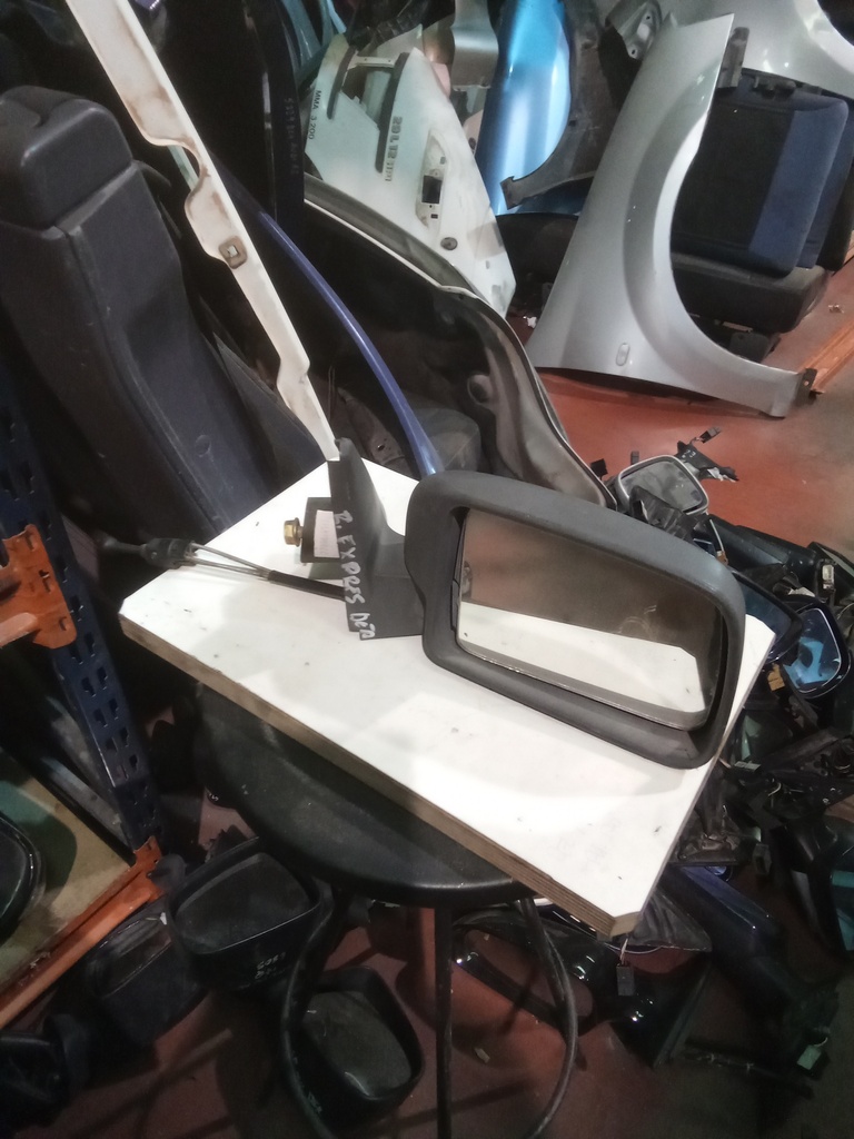 Retrovisor derecho manual renault expres '96