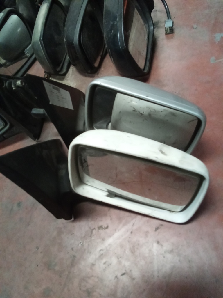 Retrovisor derecho manual ford scort '95