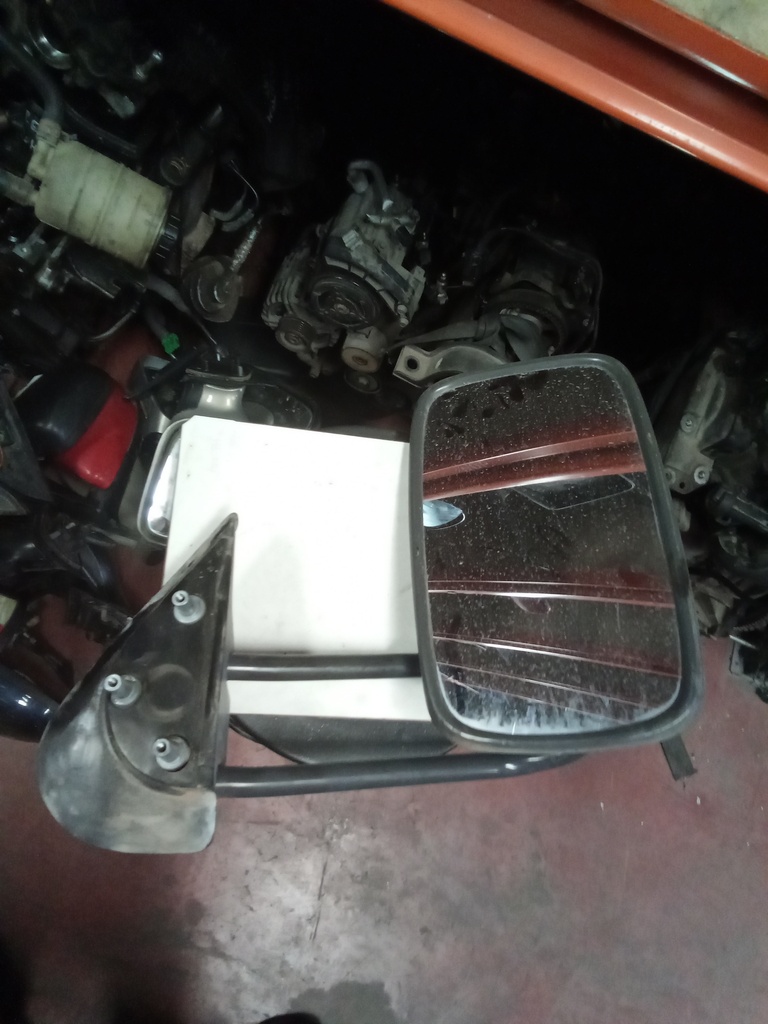 Retrovisor derecho nissan trade '97