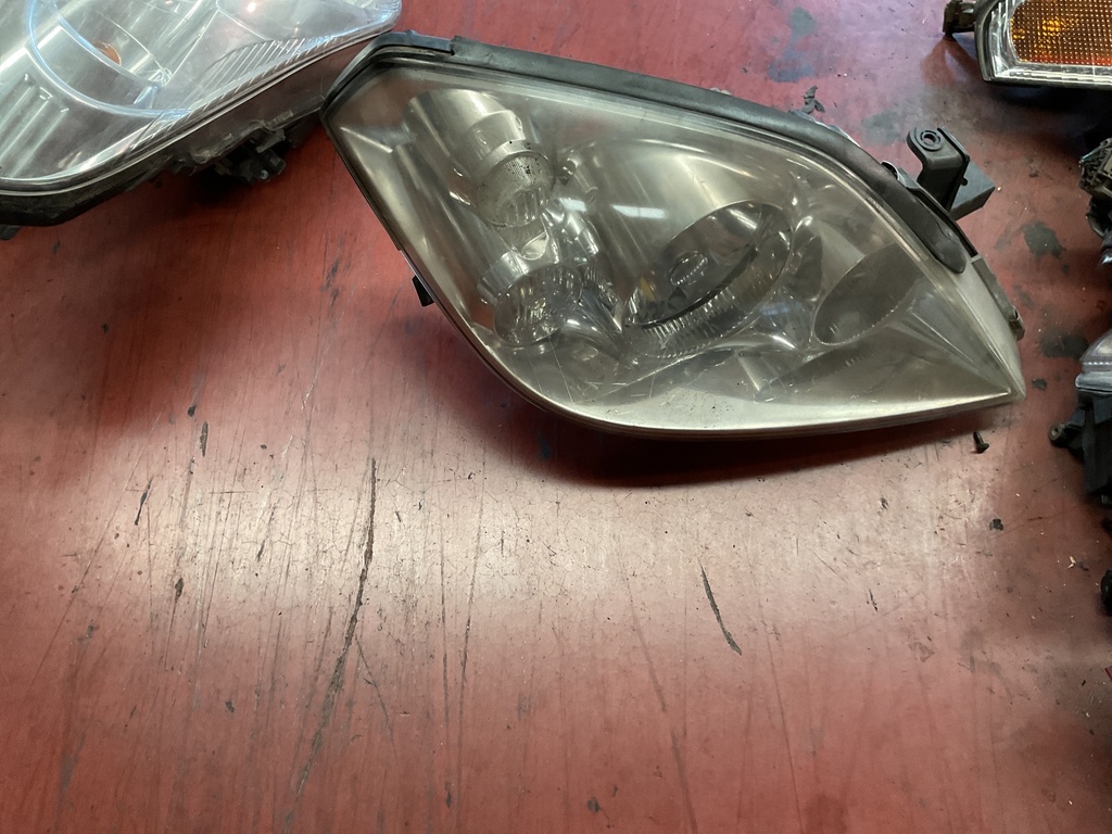 Faro derecho Nissan primera P12