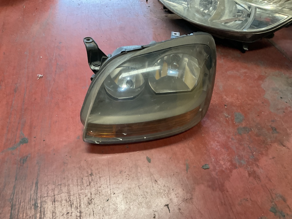 Faro izquierdo Nissan Almera Tino
