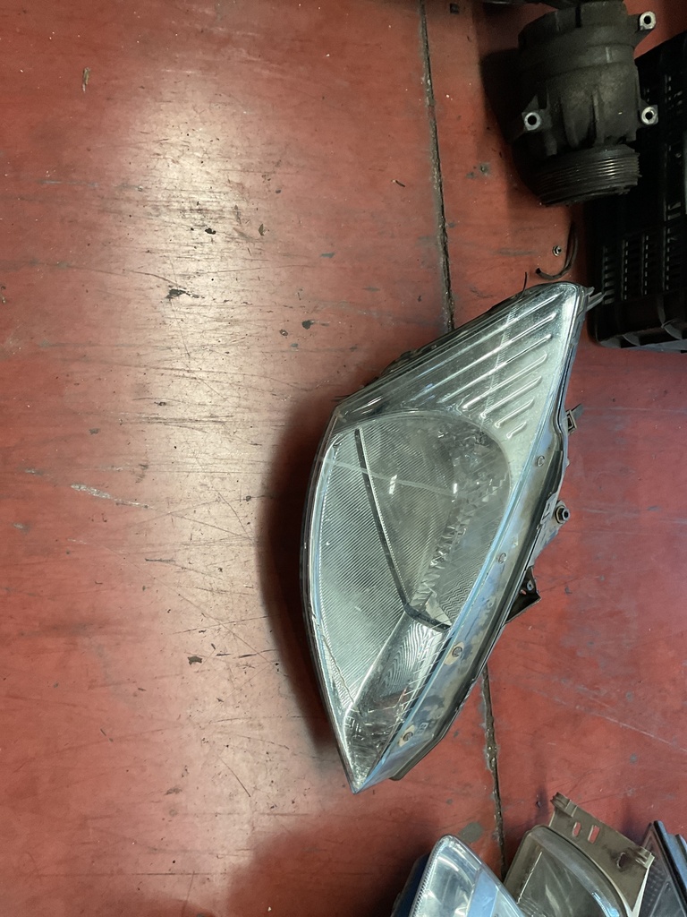 Faro derecho Ford Focus 2002