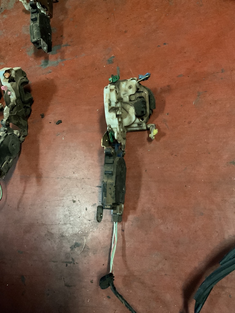 Cerradura delantera izquierda subaru forester ‘00