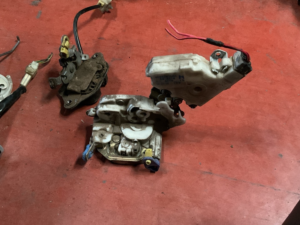 Cerradura delantera izquierda nissan vanette ‘98