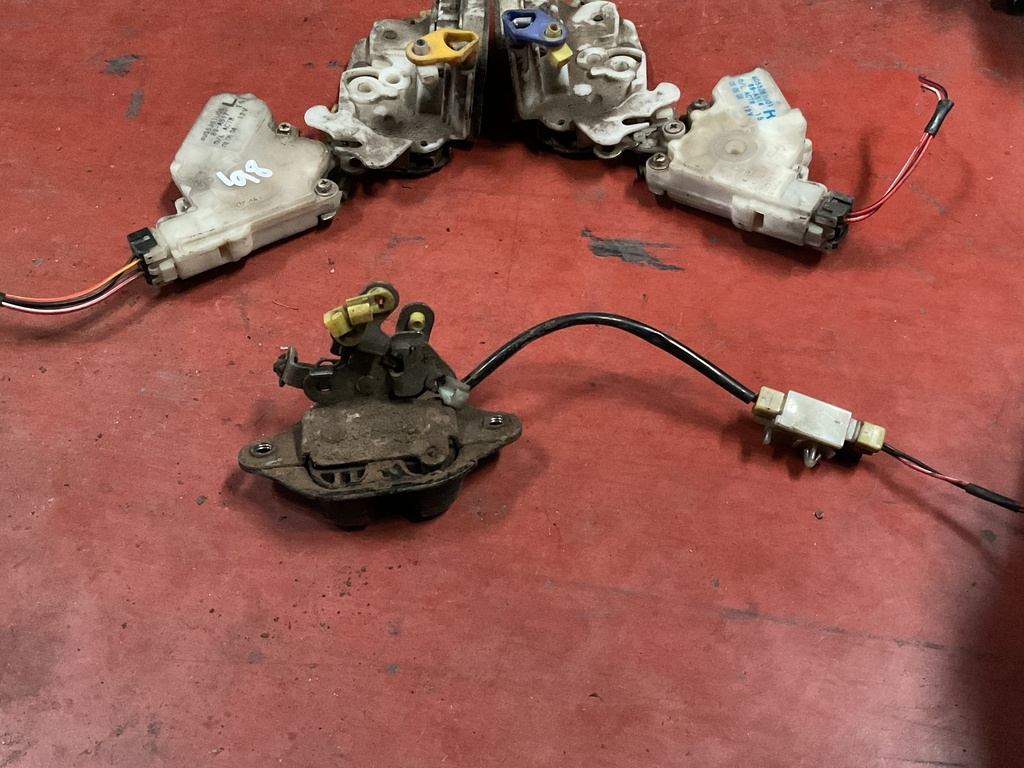 Cerradura maletero nissan vanette ‘98