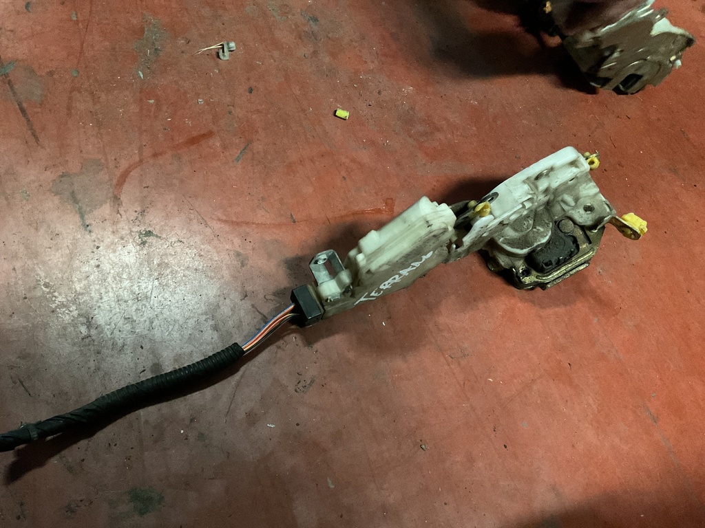 Cerradura delantera izquierda nissan terrano II ‘01