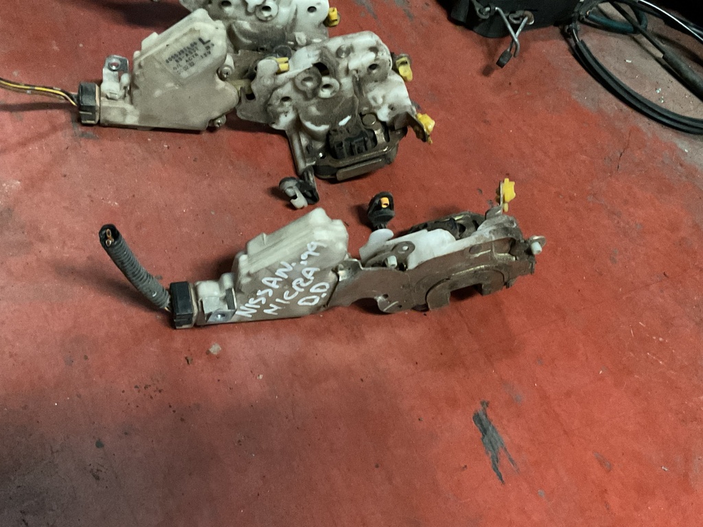 Cerradura delantera derecha nissan terrano ‘99