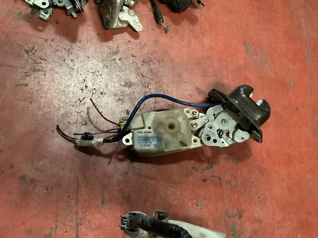 Cerradura maletero nissan x-trail ‘03