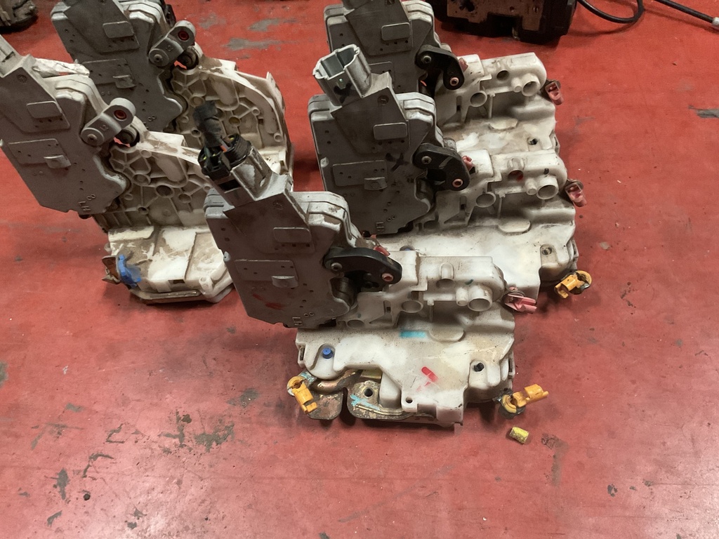 Cerradura delantera izquierda nissan primera ‘99