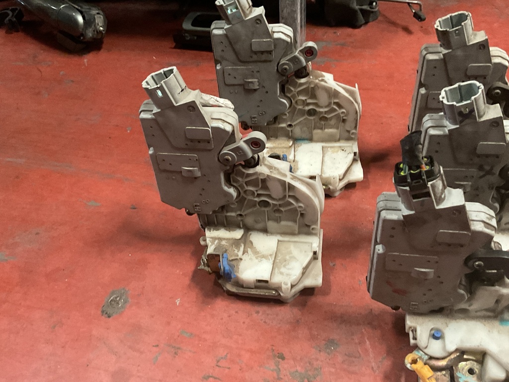 Cerradura trasera izquierda nissan primera ‘99