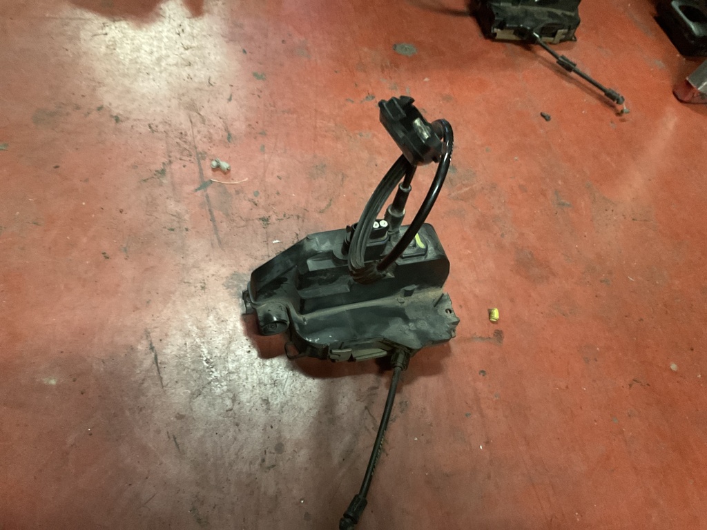 Cerradura delantera izquierda nissan primera ‘05