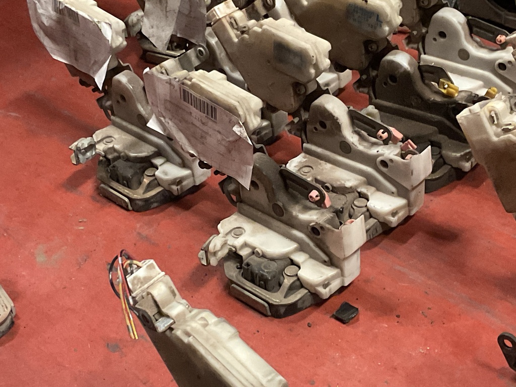 Cerradura trasera izquierda nissan almera ‘02