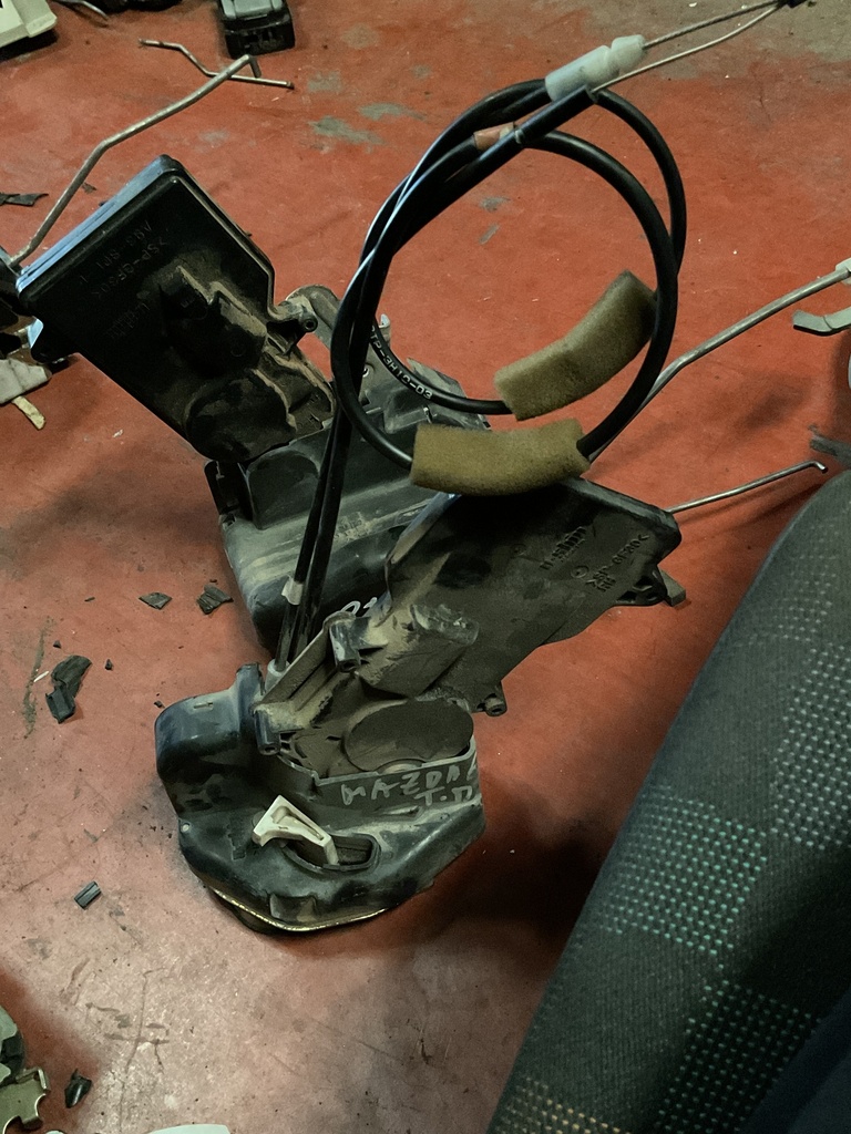 Cerradura trasera derecha mazda 6 ‘02