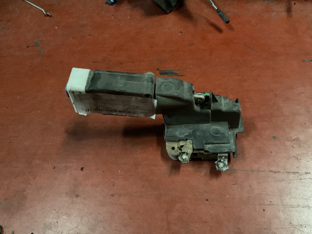 Cerradura delantera izquierda mitsubishi galat ‘99