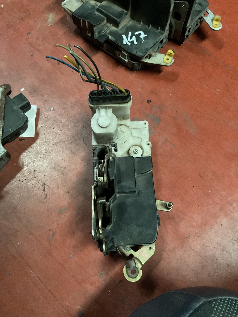 Cerradura delantera derecha alfa 147 ‘06