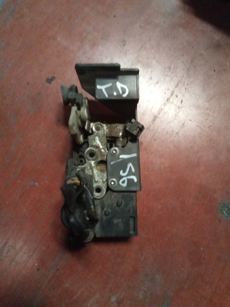 Cerradura trasera derecha alfa 156