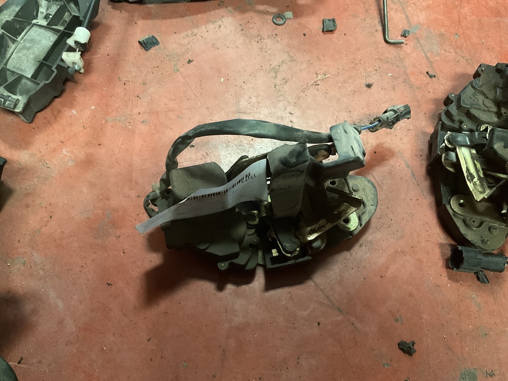 Cerradura trasera izquierda kia sephia ‘03