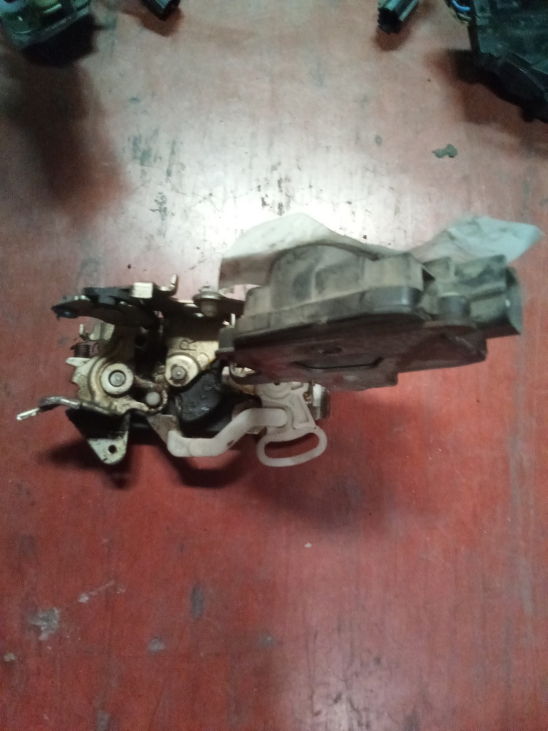 Cerradura trasera derecha Kia rio '03