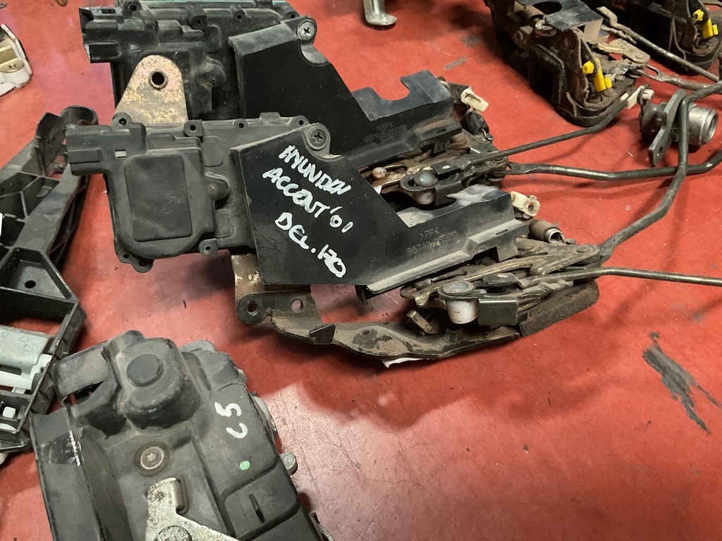 Cerradura delantera izquierda hyundai accent ‘01