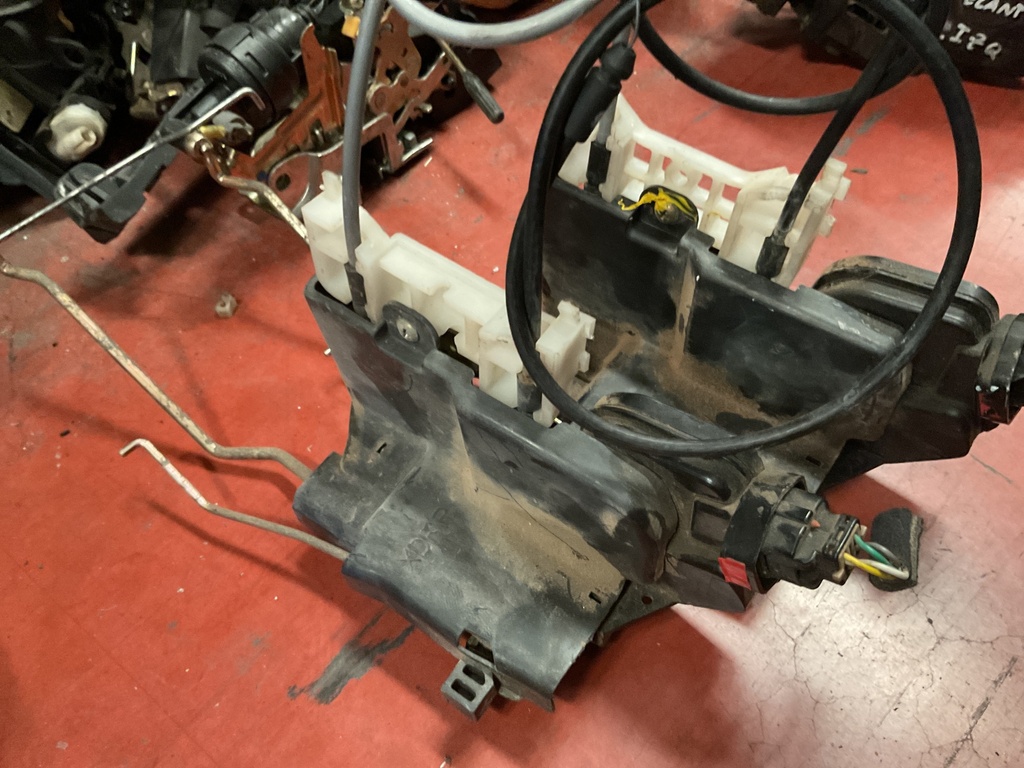 Cerradura delantera derecha hyundai elantra ‘02