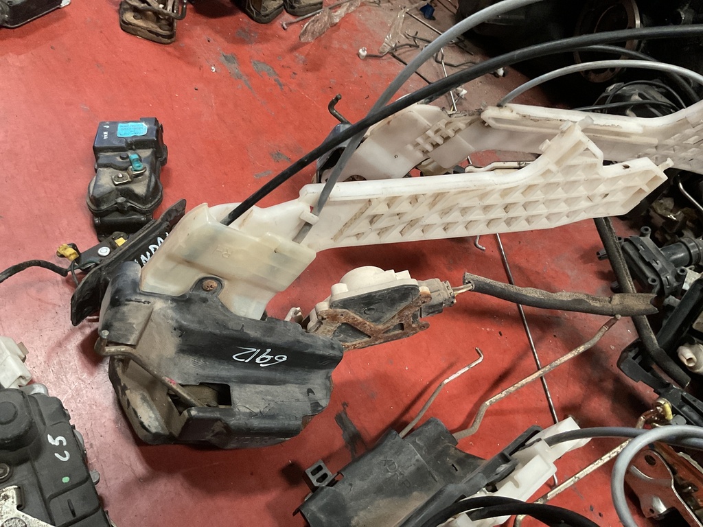 Cerradura trasera derecha hyundai elantra ‘02